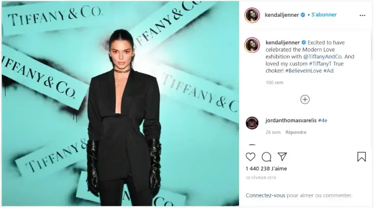 Instagram‑post met modefoto voor een Tiffany & Co.-achtergrond. Kendall Jenner in een zwarte outfit en handschoenen staat voor turquoise muren met Tiffany & Co.-logo’s. Screenshot toont merkvermelding, #Ad en hoge engagement.