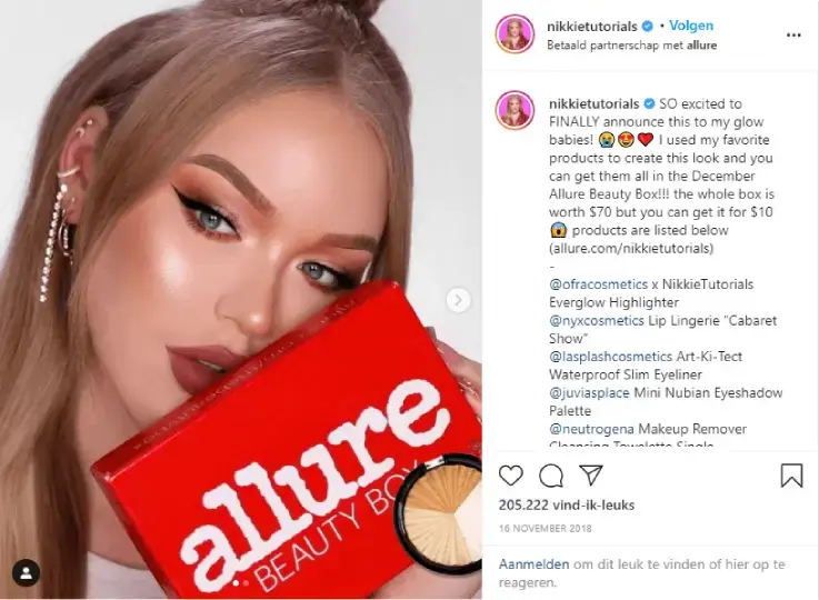 Gesponsorde Instagram‑post met beauty influencer Nikkietutorials die een rode Allure Beauty Box vasthoudt. In beeld zijn make‑upproducten, het Instagram‑bericht met betaalde samenwerking en engagementcijfers, illustrerend influencer marketing en Media Impact Value.