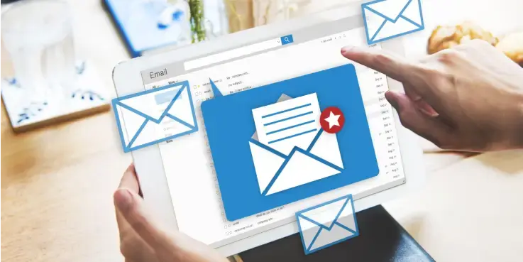 Foto van een tablet met een e-mailinbox open, want ze zijn op zoek naar e-mailmarketing trends