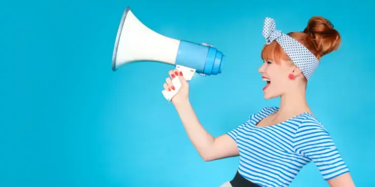 Foto van een vrouw met een megafone, want micro-influencers hebben ook een figuurlijke megafoon