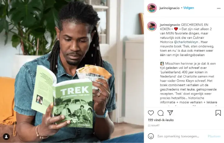 Screenshot van een Instagram-bericht waarin Jurino Ignacio op een bank zit en het boek 'TREK – eten onderweg, toen en nu' van Charlotte Kleyn leest, met een sandwich in de hand. Beeld illustreert micro-influencermarketing, boeken en culinaire content op Instagram.