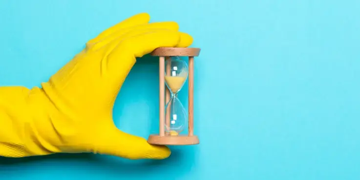 Foto van een hand met een zandloper, om de laadtijd te verbeteren van je webshop