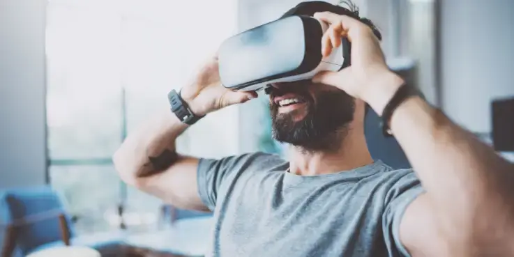 Man met een VR-bril op
