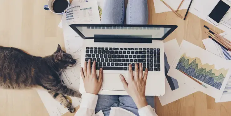 Vrouw werkt vanuit huis en volgt het Smart Working-principe