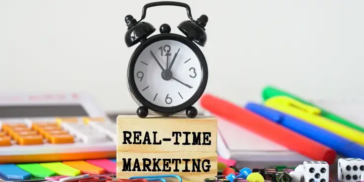 Foto van een klok met de tekst 'real-time marketing' eronder