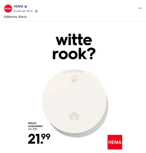Screenshot van Facebook-post van HEMA met witte achtergrond en een witte Alecto rookmelder SA-300. Tekst in beeld: 'witte rook?'. Prijs €21,99. Realtime marketing‑inhaker van HEMA op het nieuws rond de nieuwe paus.