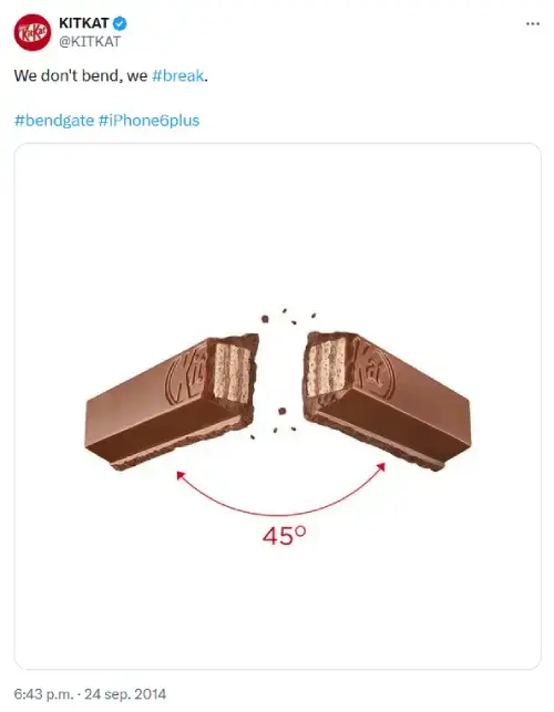 Screenshot van Twitter-post van KitKat die inspeelt op Bendgate rond de iPhone 6 Plus. Afbeelding toont twee gebroken KitKat-reepjes in een hoek van 45 graden met tekst: 'We don’t bend, we #break.' Voorbeeld van slimme realtime marketing. 