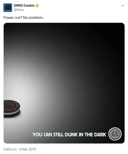 Screenshot van X-post van Oreo tijdens een stroomstoring bij de Super Bowl. Donkere afbeelding met Oreo-koekje en tekst: 'Power out? No problem. You can still dunk in the dark.' Iconisch voorbeeld van realtime marketing en snelle merkreactie.
