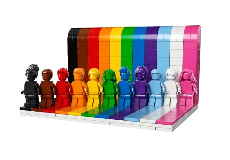 Lego-poppetjes in alle kleuren en verschillende versies (andere kapsels etc) staan naast elkaar. Dit is van Lego's 'Everyone is awesome'-campagne