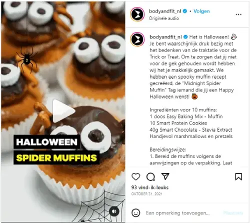 Instagramafbeelding van Body & Fit met Halloween Spider Muffins: chocolade muffins met witte frosting, eetbare ogen en spinnenversiering. Close-up foodfotografie met 'Halloween Spider Muffins'-tekst, passend bij Halloweenrecepten en traktaties.
