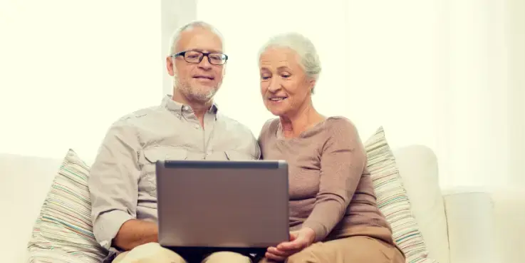 Twee ouderen die online shoppen