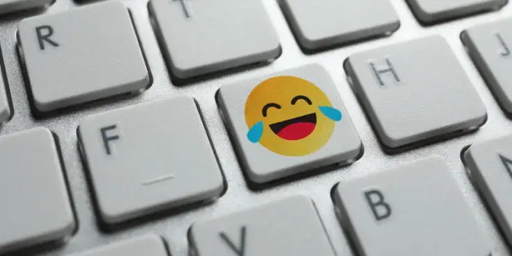 Lachende emoji op een toetsenbord