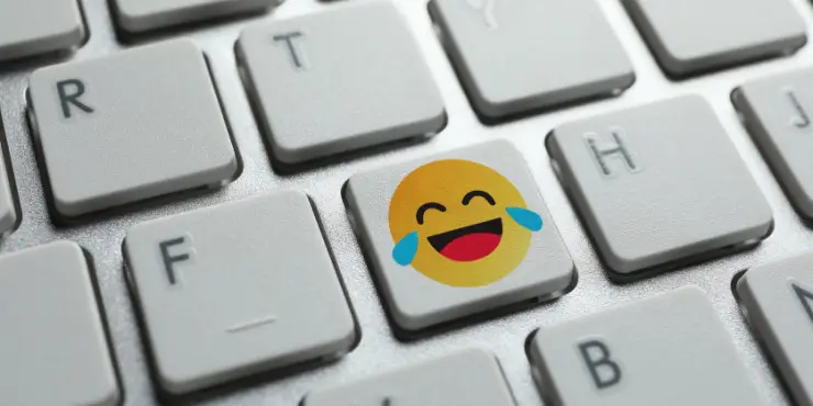 Lachende emoji op een toetsenbord