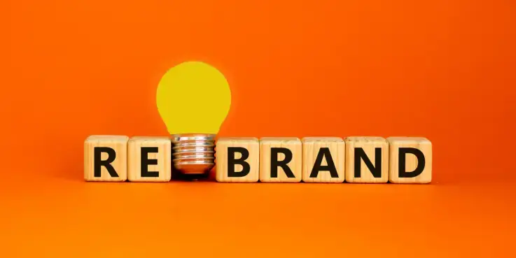Afbeelding met blokjes die de tekst 'reband' spellen