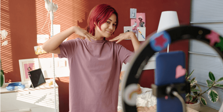 Een vrouw voor een camera om kleding online te passen