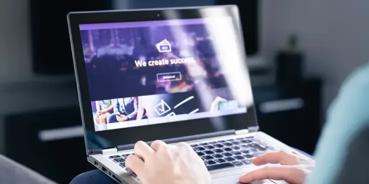 Foto van iemand die de perfecte homepage aan het ontwerpen is