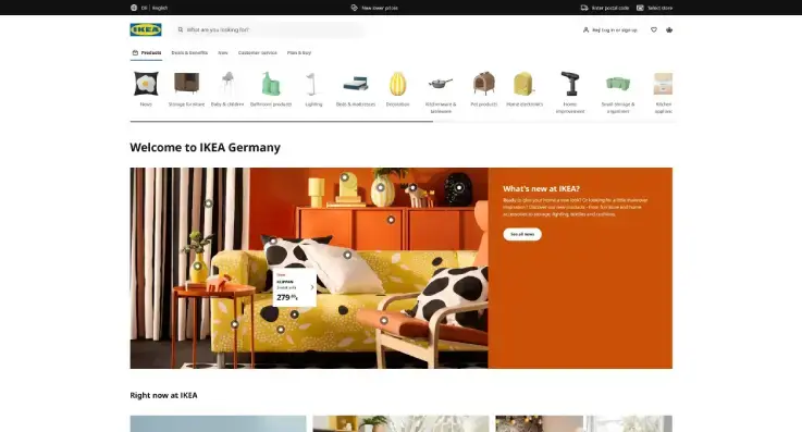 Homepage van IKEA Duitsland met navigatiemenu, productcategorieën en een grote hero-afbeelding van een kleurrijke woonkamer met bank en accessoires. Welkomsttekst 'Welcome to IKEA Germany' benadrukt inspiratie, woonoplossingen en online shoppen. 