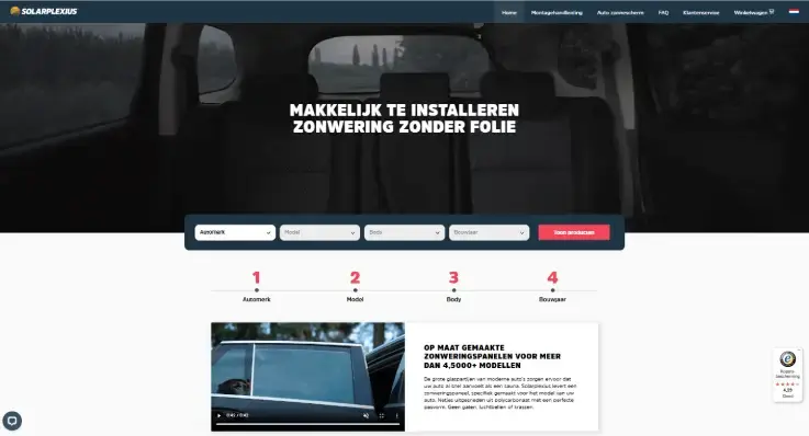 Homepage van Solarplexius met hero-afbeelding van auto-interieur en de tekst 'Makkelijk te installeren zonwering zonder folie'. Navigatie met automerk-, model- en bouwjaarselectie en uitleg over op maat gemaakte zonweringspanelen voor auto’s. 