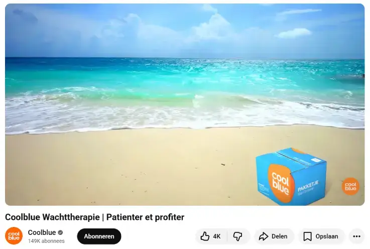 Screenshot van een video op YouTube van Coolblue met de titel 'Coolblue Wachttherapie | Patienter et profiter'. In de video zie je een strand met lichtblauwe zee en op de voorgrond op het strand zie je een blauw Coolblue-pakketje. De video is een uur lang en is 4000 keer geliked. 