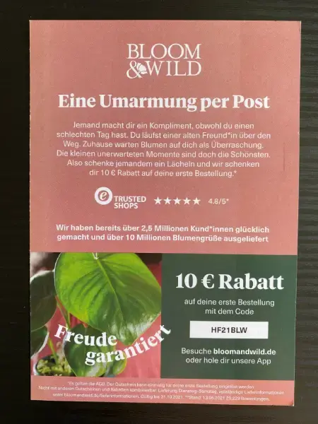 Foto van een reclamefoldertje van Bloom&Wild met een kortingscode en het logo van Trusted Shops met een sterrenbeoordeling van 4,8/5 sterren