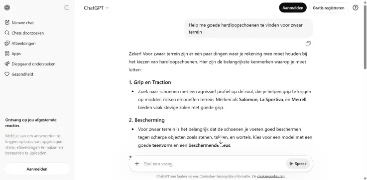 Screenshot van een ChatGPT-venster waarin een gebruiker vraagt om goede hardloopschoenen voor zwaar terrein. De AI geeft advies over grip, traction en bescherming. Links staat het navigatiemenu, rechts het chatgesprek.