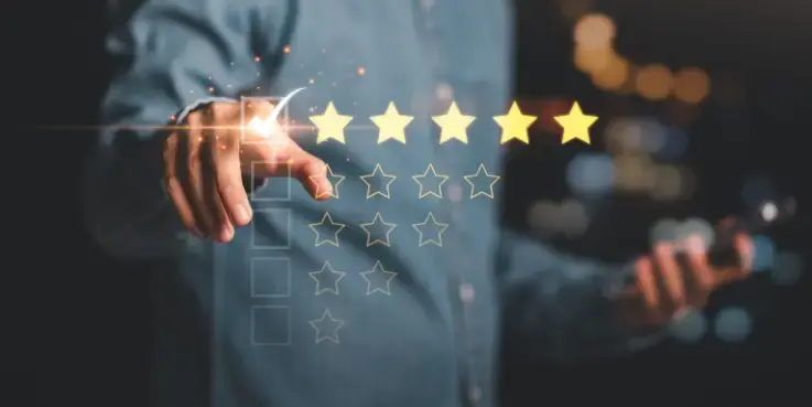 Digitale vijfsterrenbeoordeling op een transparant scherm, waarbij een persoon één ster selecteert terwijl een smartphone wordt vastgehouden. Visualiseert online reviews, klantfeedback, vertrouwen en het belang van goede klantenservice bij beoordelingen.