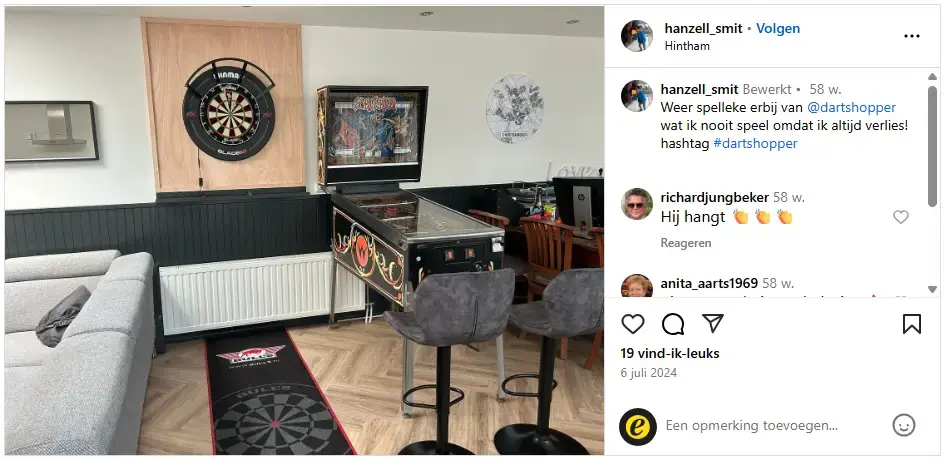 Screenshot van een post van hanzell_smit op Instagram met dartspullen en de tekst 'Weer spelleke erbij van @dartshopper wat ik nooit speel omdat ik altijd verlies! hashtag #dartshopper'.